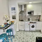 דירה Sea Dreams With Amazing Terrace סיטגס